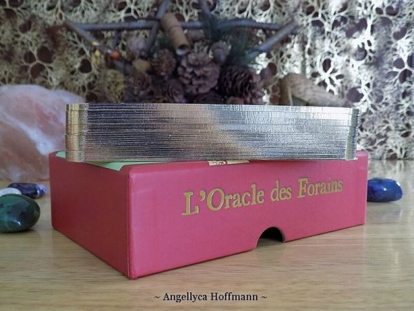 Pourquoi les cartes ont-elles une tranche dorée ou argentée ? - Blog Ésotérique Samhain Sabbath