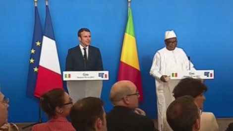 Emmanuel Macron au Mali : une journaliste le confond avec Manuel Valls