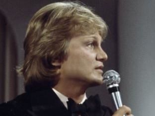 claude françois, un chanteur populaire surnommé "cloclo", il était aussi un producteur et homme d'affaires important dans le domaine su show-biz français - Musicali  la musique à [...]