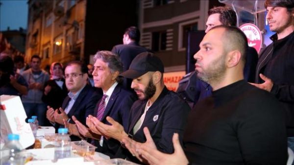 Karim Benzema rompt le jeûne dans un quartier d'Istanbul | TRT  Français