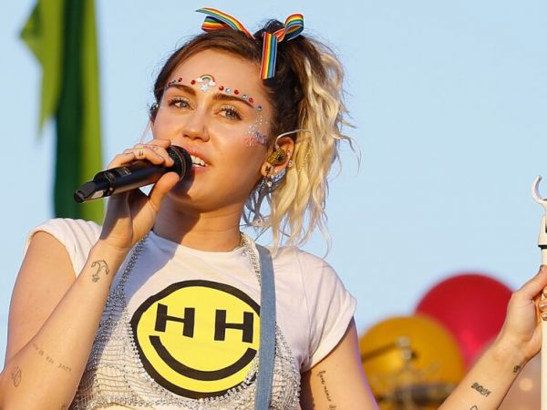 Miley Cyrus pose complè­te­ment nue pour David LaCha­pelle