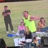 WebBuzz du 29/09/2017: Une chanteuse de kpop déconcentrée par un fan-A Kpop singer loose controle with a fan