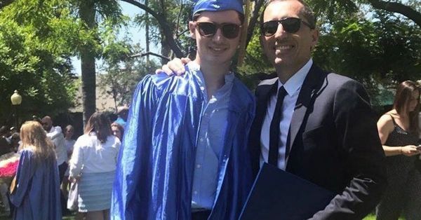 Gad Elmaleh, un papa heureux à la remise de diplôme de son fils
