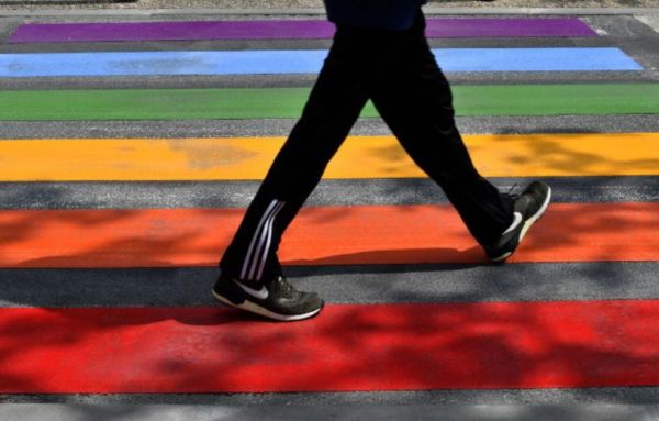 Paris: Des passages piétons aux couleurs LGBT vont devenir permanents, annonce Anne Hidalgo - Ekklesia