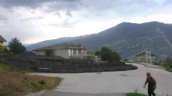 Suisse: une impressionnante coulée de boue cause de gros dégâts matériels (vidéos)