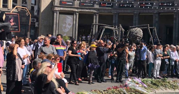 L'hommage à Charles Aznavour suivi sur écran géant par des centaines de personnes à Erevan, en Arménie