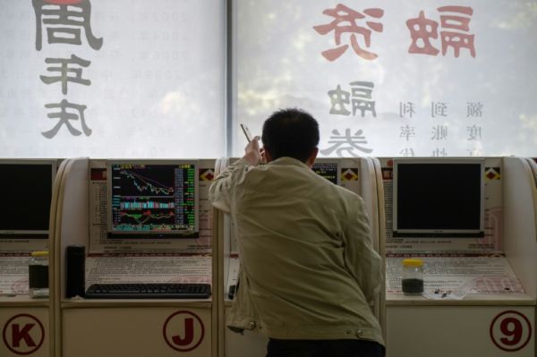Les Bourses mondiales vacillent et Trump accentue la pression sur la Fed