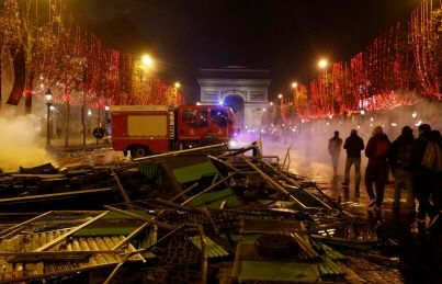 Gilets jaunes : les images impressionnantes des Champs-Élysées dévastés