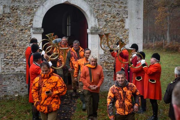 Quand saint-Hubert réunie vénerie et chasse à tir