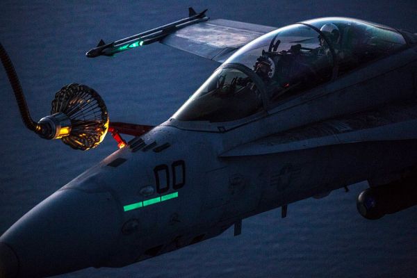 Collision au-dessus du Pacifique entre un Hornet et un Super Hercules ravitailleur !