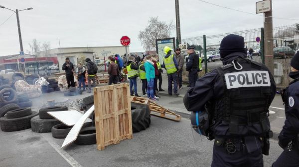 Sarthe : La République en marche demande la fermeture d'un groupe Facebook de "gilets jaunes", dénonçant des "messages de haine"