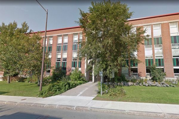 Deux écoles anglophones confinées par la police