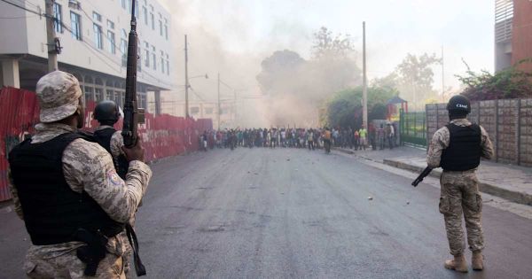Des câlins et des larmes pour les Québécois de retour d'Haïti