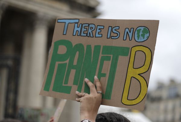 "Plus chauds que le climat": la jeunesse française répond à l'appel de Greta Thunberg