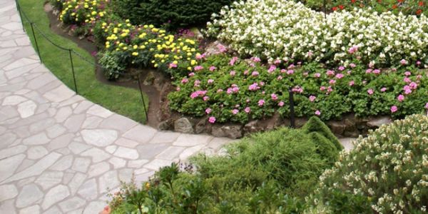 Prix de pose d'un dallage extérieur terrasse et allée : coût, devis et conseils