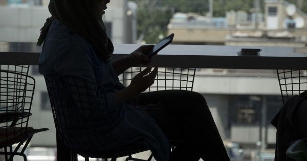 Tinder, vodka & islam : "la vraie vie en République islamique" selon Armin Arefi