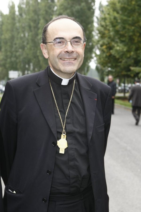 Cardinal Barbarin: retrait définitif exigé par les prêtres lyonnais