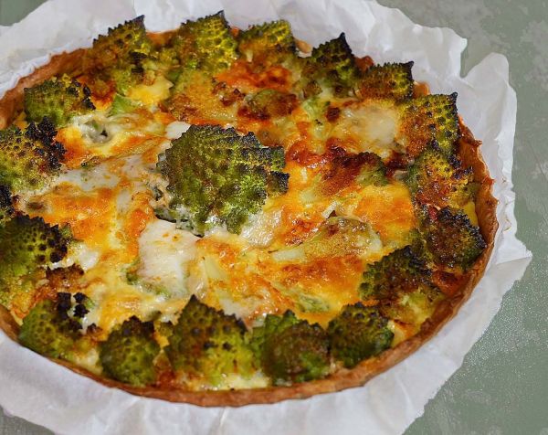 Tarte rustique au chou romanesco épicé et fromage de laguiole