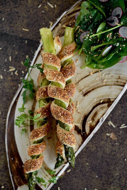 Feuilletés d'asperges vertes au parmesan et graines de pavot