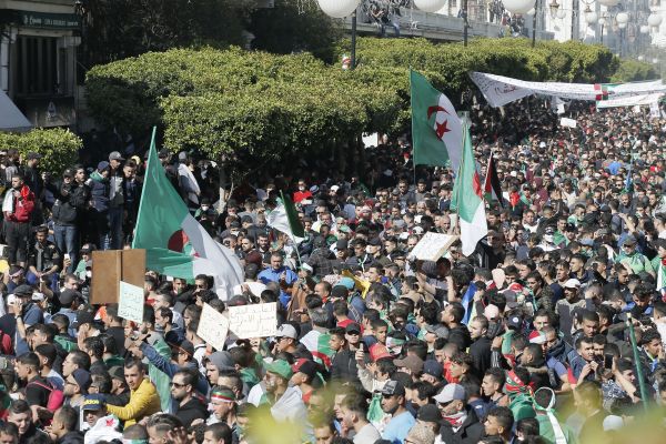 Le pouvoir, seul contre tous