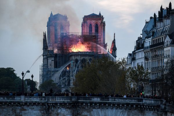 Cathédrale en flammes, flèche qui s'écroule : les images fortes de l'incendie de Notre-Dame de Paris