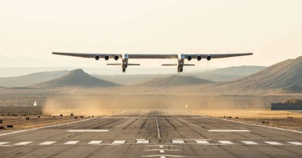 Le plus grand avion du monde réussit son baptême de l'air