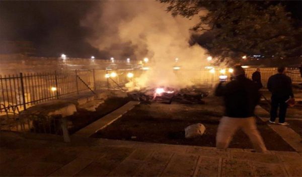 France – Palestine : Deux lieux de cultes qui prennent feu en même temps