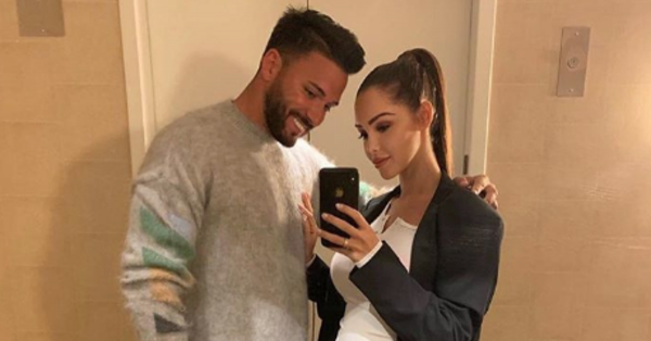 Nabilla, enceinte, dévoile son ventre de future maman