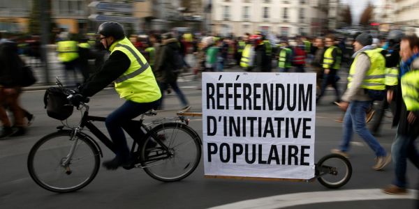 Pourquoi Macron veut-il réformer le référendum d'initiative partagée ?