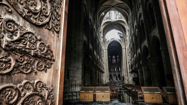 Incendie de Notre-Dame de Paris : le pape François s’entretient avec le président Macron