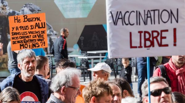 Antivax: Comment l'offensive contre les antivaccins s'organise en ligne