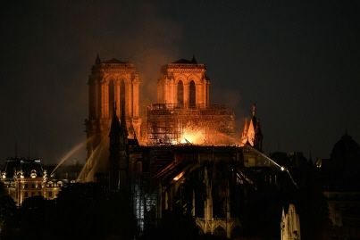 Faut-il reconstruire Notre-Dame de Paris à l'identique ?