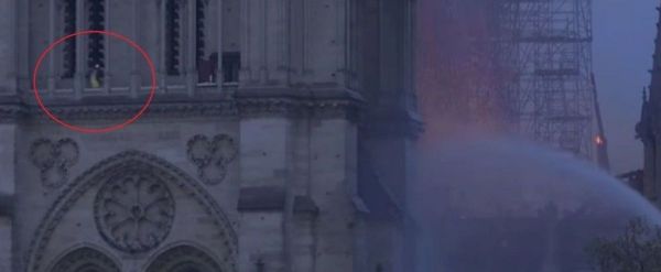 Une présence suspecte sur une tour de Notre-Dame ? Non, un pompier