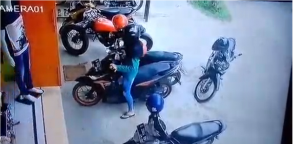 Le créneau raté d’une femme en moto