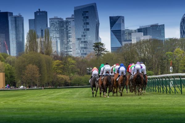 Les jockeys reverseront leurs gains pour la reconstruction de Notre-Dame de Paris