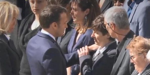 VIDÉO. La mère d'un soldat tué au Burkina Faso a-t-elle repoussé la main de Macron lors de la cérémonie d'hommage?