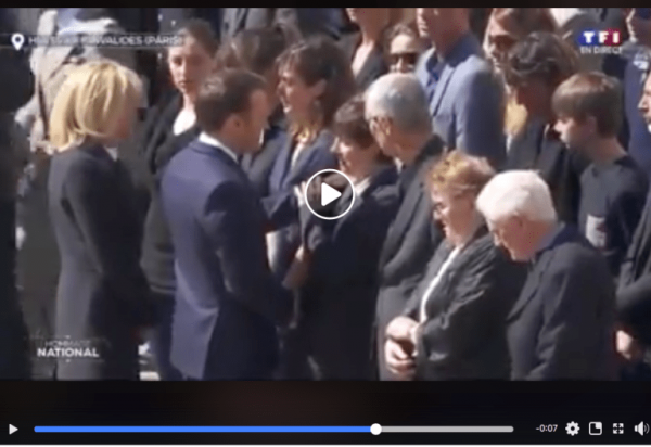 Quand la mère d'Alain Bertoncello retire la main que Macron lui avait posé sur l'épaule (Vidéo)