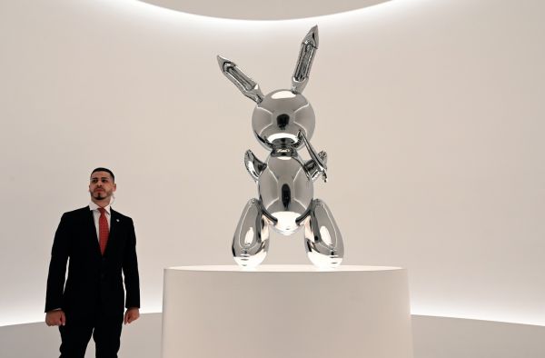 Un lapin de Jeff Koons vendu 91,1 millions de dollars, record pour un artiste vivant