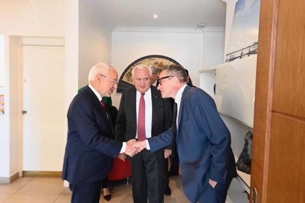 Rached Ghannouchi s’entretient avec Jean-Pierre Raffarin sur la transition démocratique en Tunisie