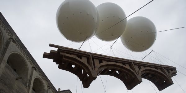 Un pont volant en carton suspendu dans les rues d'Amboise