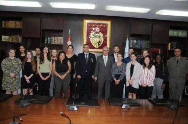 Tunisie : des étudiants canadiens chez le ministre de la défense nationale