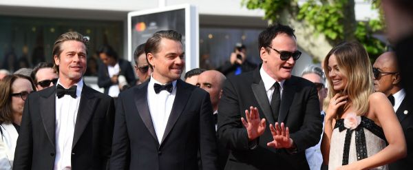 Montée des marches triomphale pour Brad Pitt et DiCaprio aux côtés de Tarantino