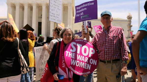 "Je veux qu'on continue à avoir le choix" : aux États-Unis, des centaines de manifestations contre les lois qui restreignent l'IVG