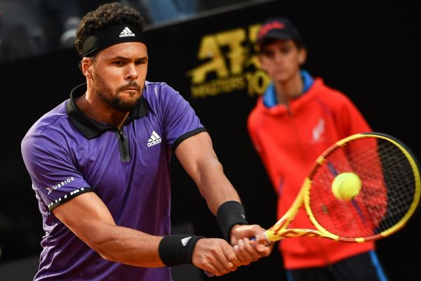 ATP: Tsonga passe dans la douleur à Lyon