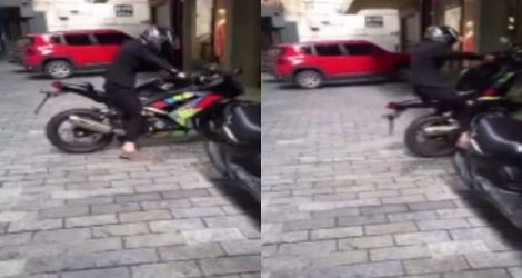En moto, Régis fait un gros burn devant un magasin
