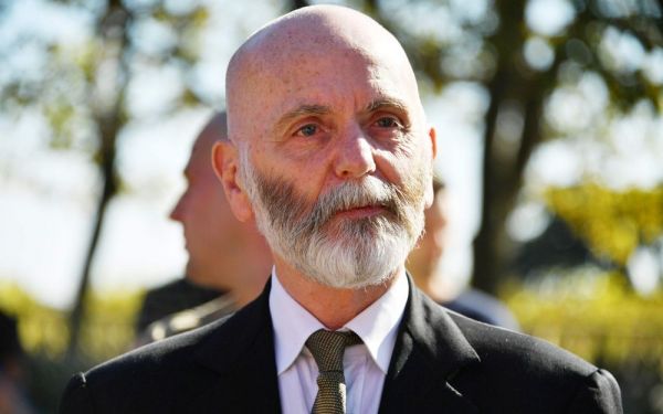 Européennes : Renaud Camus "n'assume plus" sa liste après un dessin nazi d'une colistière