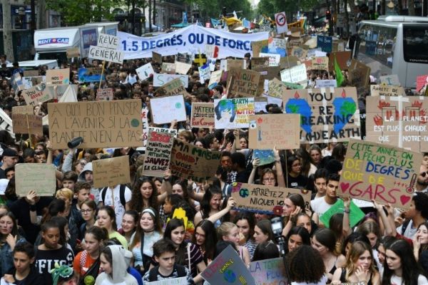 Grève pour le climat : des milliers de jeunes dans les rues de France