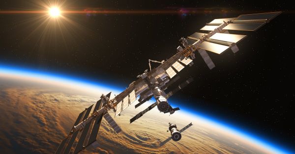 Les astronautes de la Station spatiale internationale ne sont pas seuls à bord