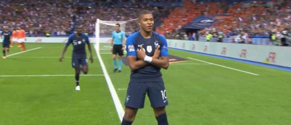 L'attaquant du PSG Kilian Mbappé devient le joueur de football le plus cher du monde - Découvrez sa valeur de transfert !