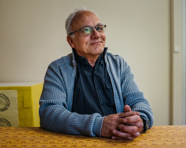 Ils s'éloignent de l'Eglise sur la pointe des pieds